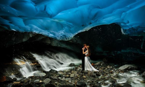 悬崖上冰洞内秀恩爱 盘点地点另类的婚纱照